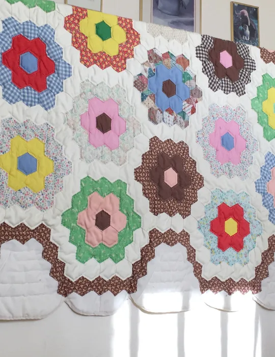 Flower-Garden-pattern-on-handmade-quilt