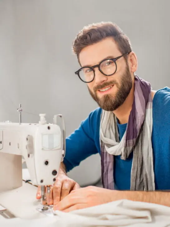 Tailor sewing with machine - ee220908