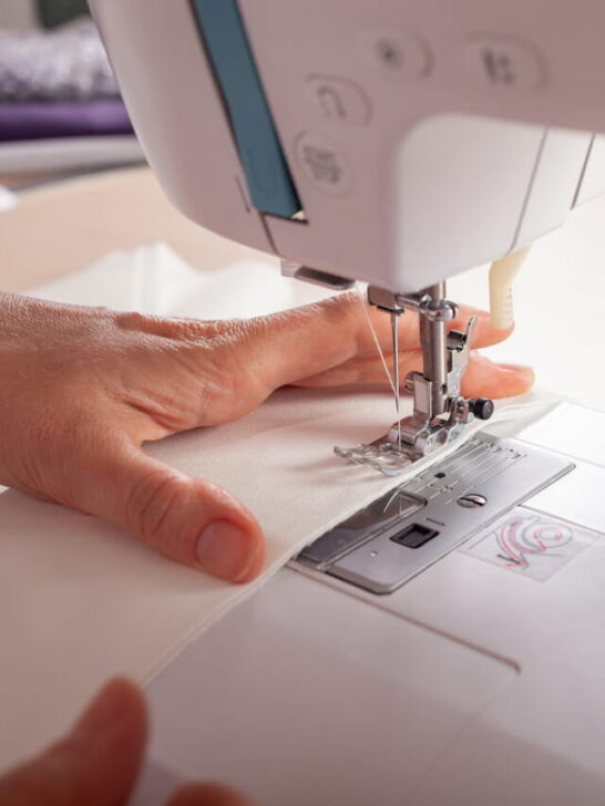 The seamstresses are stale on the sewing machine - ee220913