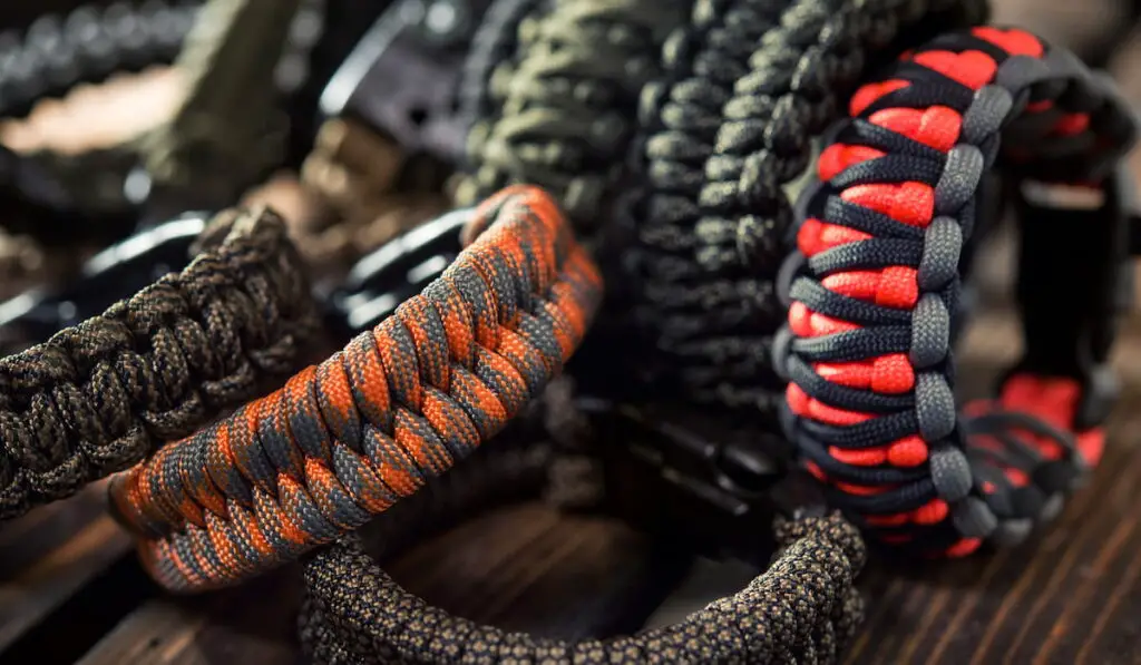 Bracelets made of rope braided (paracord)