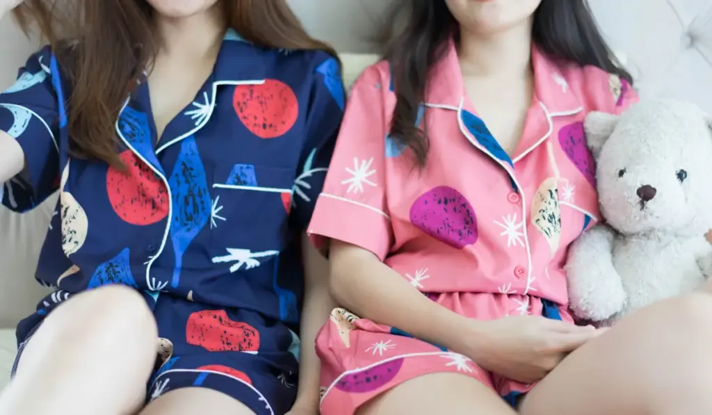 Asian girls wear pajamas on the bed
